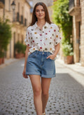 Benny Boutique бяла памучна лятна риза с цветна флорална бродерия и съчетана пола върху усмихнат модел.