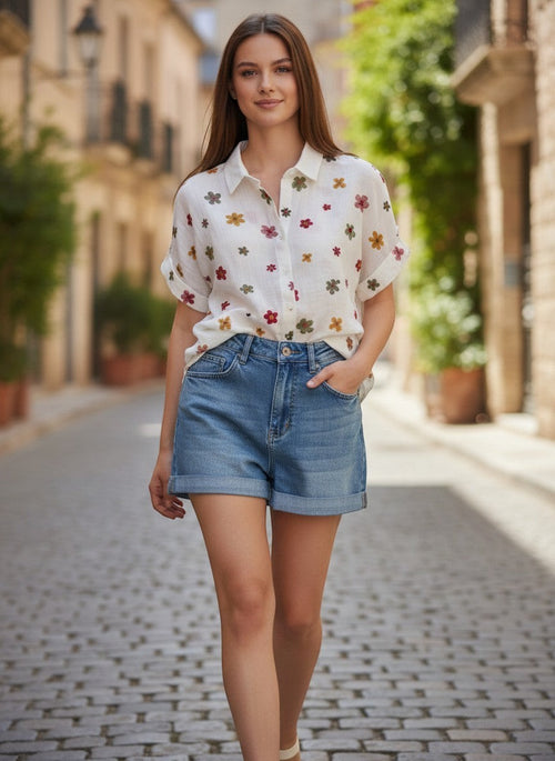 Benny Boutique бяла памучна лятна риза с цветна флорална бродерия и съчетана пола върху усмихнат модел.