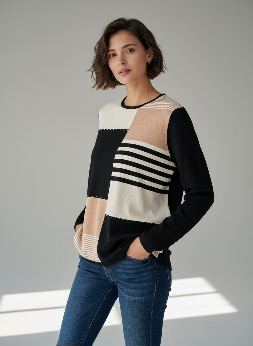 Дамска блуза Benny Boutique с дълги ръкави и геометричен десен в цветови блокове в черно, бежово и бяло, допълнен от деликатни декоративни елементи.
