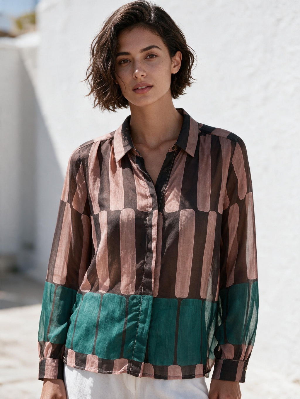 Свободна риза Benny Boutique с вертикални геометрични блокове, прозрачен плат и зелени акценти, представена върху модел.