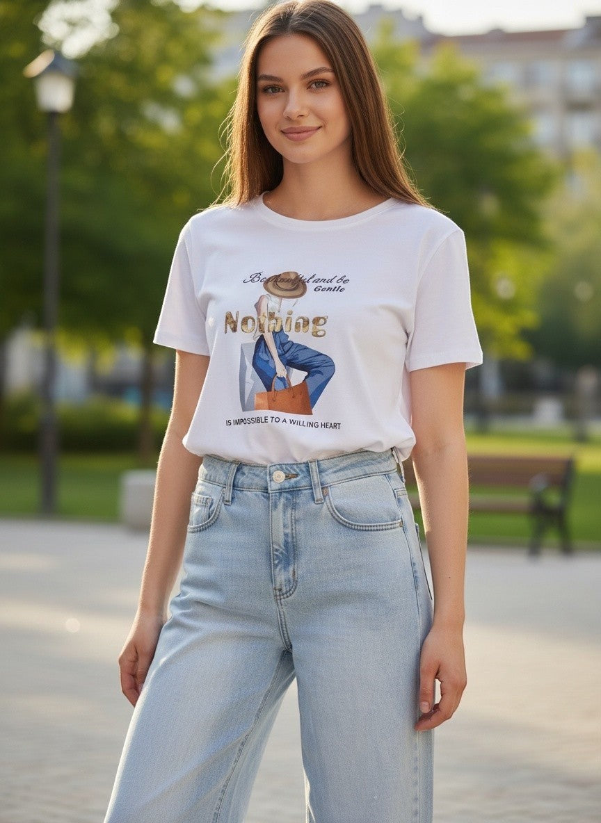 Benny Boutique бяла памучна тениска с графичен принт и надпис, съчетана със светлосини дънки с широк крачол.
