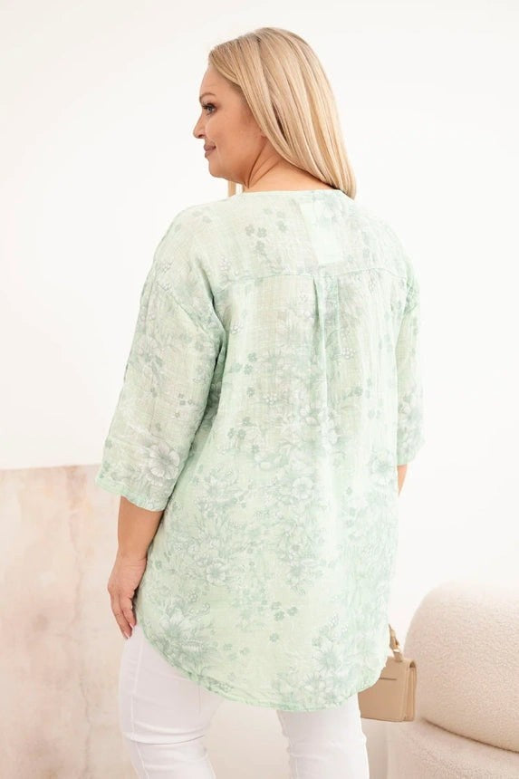 Benny Boutique ментово-зелена памучна блуза с деликатен флорален принт и декоративно копче с дървесен ефект.