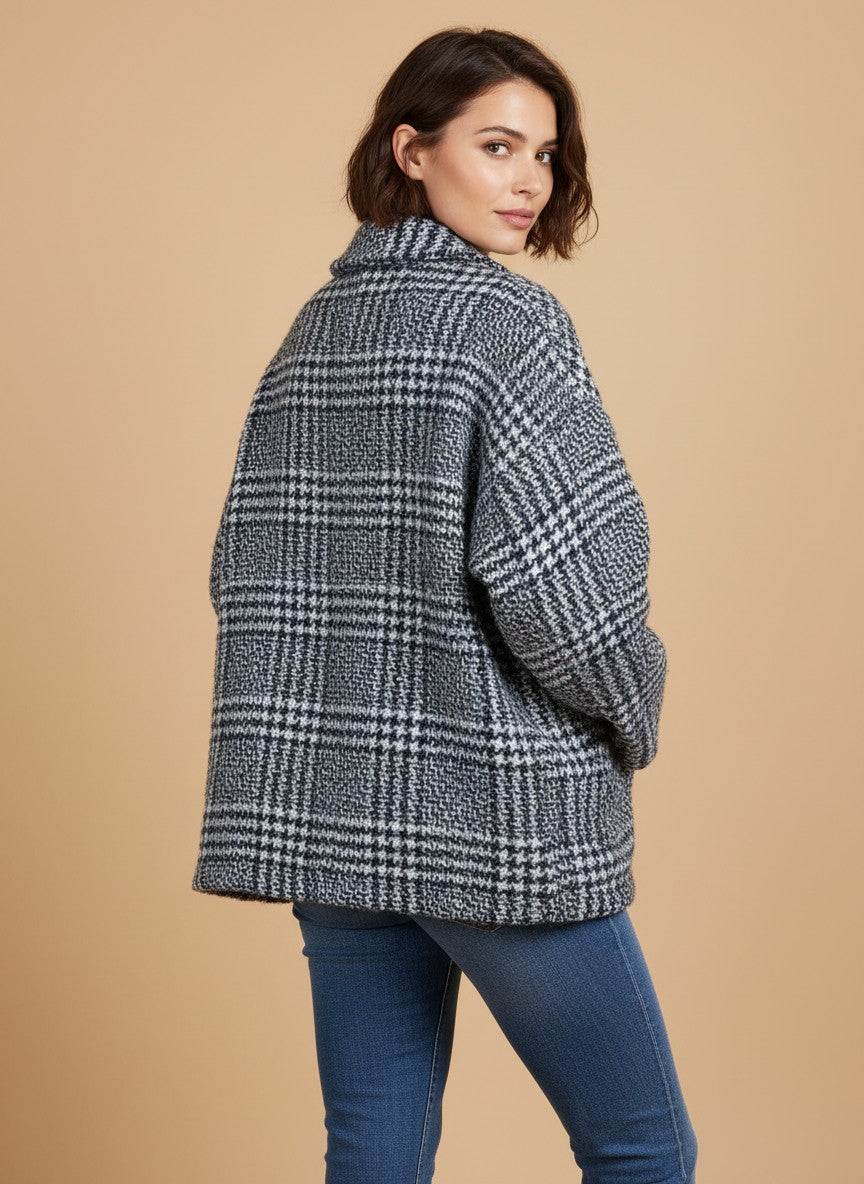 Жена, облечена в сиво-синьо карирано памучно яке с яка от Benny Boutique, снимана в гръб.