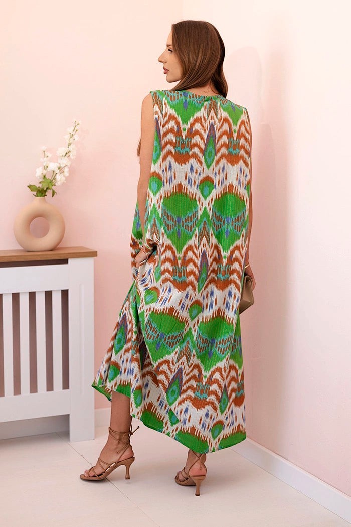 Benny Boutique макси рокля без ръкави с V‑образно деколте и икат принт в зелено, кафяво и бяло. Изработена от памучна материя.