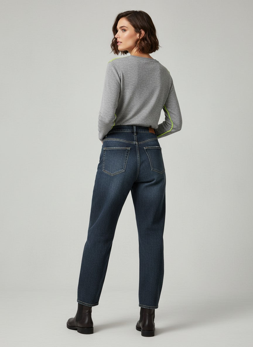 Индигови дамски дънки Benny Boutique с barrel-leg кройка и избелен деним, показани в гръб върху жена, облечена със сив топ.