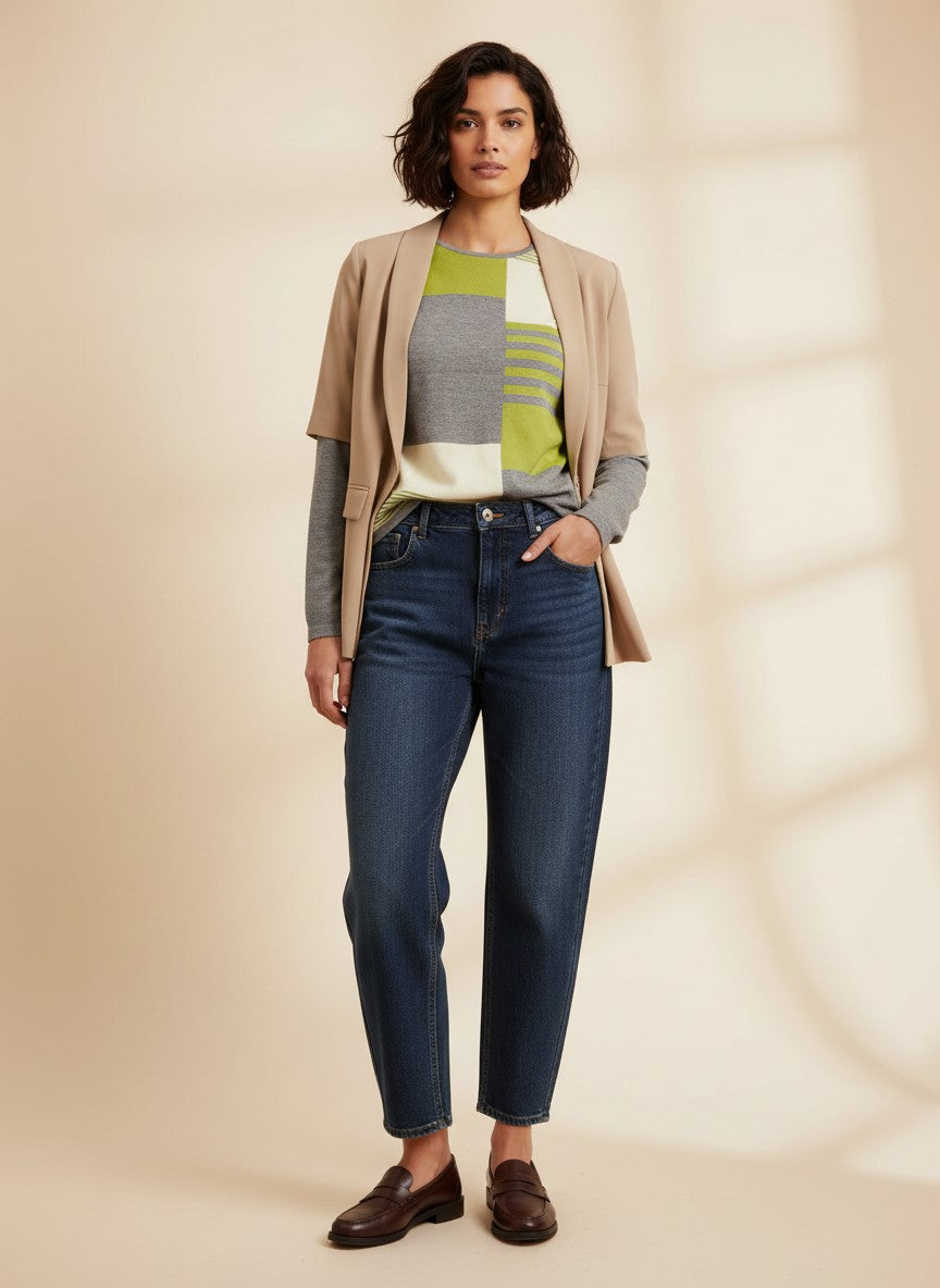 Индигови дамски дънки Benny Boutique с barrel-leg кройка и избелен ефект, представени върху модел, съчетал ги с бежов блейзър и мокасини.