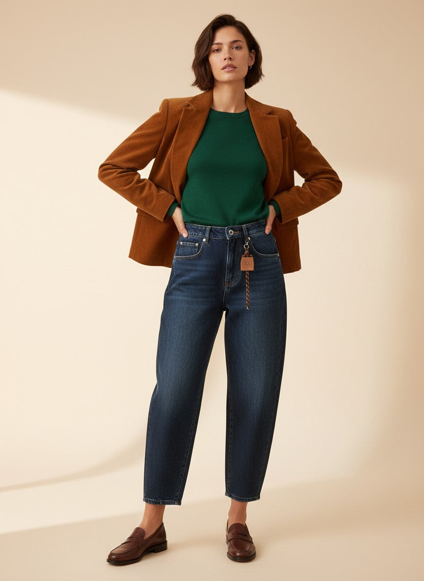 Индигови дамски дънки Benny Boutique с barrel-leg кройка и избелен ефект, съчетани със зелен пуловер и кафяв блейзър.