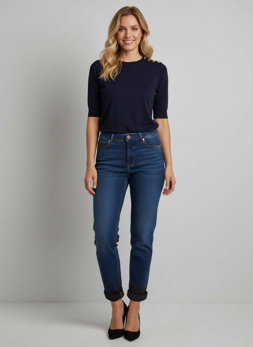 Дамски boyfriend дънки от Benny Boutique в наситено индиговосин деним, с контрастни шевове и пет джоба, представени върху русокос модел.