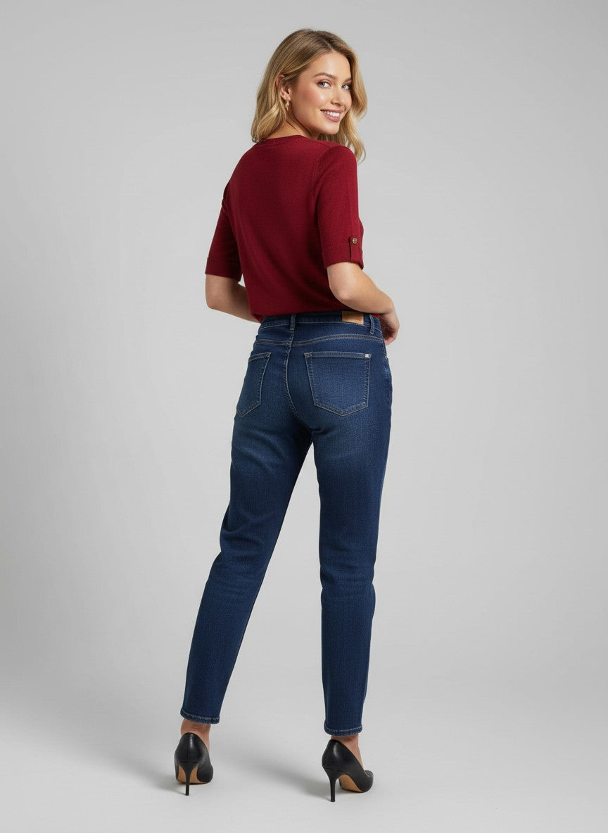 Дамски boyfriend дънки от Benny Boutique в наситено индиговосин деним, с пет джоба и контрастни шевове, показани в гръб.