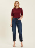 Дамски boyfriend дънки от Benny Boutique в наситено индиговосин деним, с пет джоба и контрастни шевове, представени върху модел.