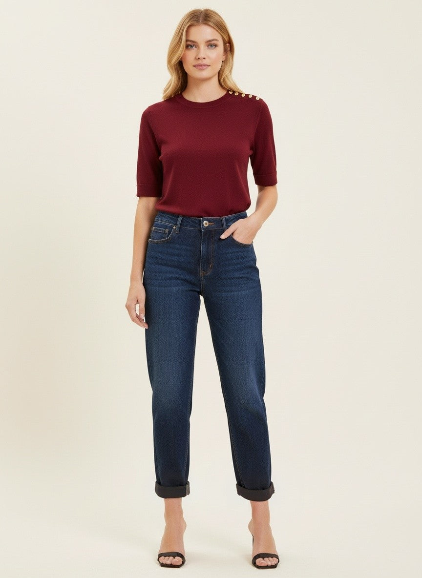 Дамски boyfriend дънки от Benny Boutique в наситено индиговосин деним, с пет джоба и контрастни шевове, представени върху модел.
