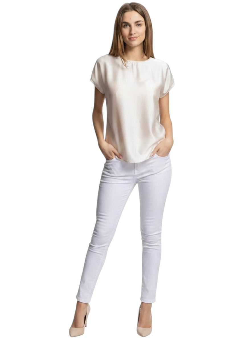 Benny Boutique блуза със сатенен ефект, къси ръкави, с кръгло деколте и свободна кройка.