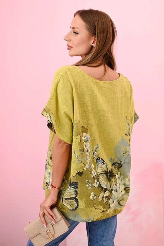 Benny Boutique туника от муселин в киви нюанс с принт с пеперуди и колие. Свободна кройка, къси ръкави, квадратно деколте.
