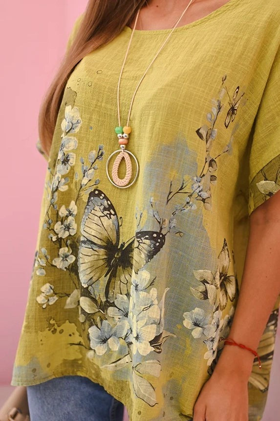 Benny Boutique туника от муселин в киви нюанс с принт с пеперуди и колие. Свободна кройка, къси ръкави, квадратно деколте.
