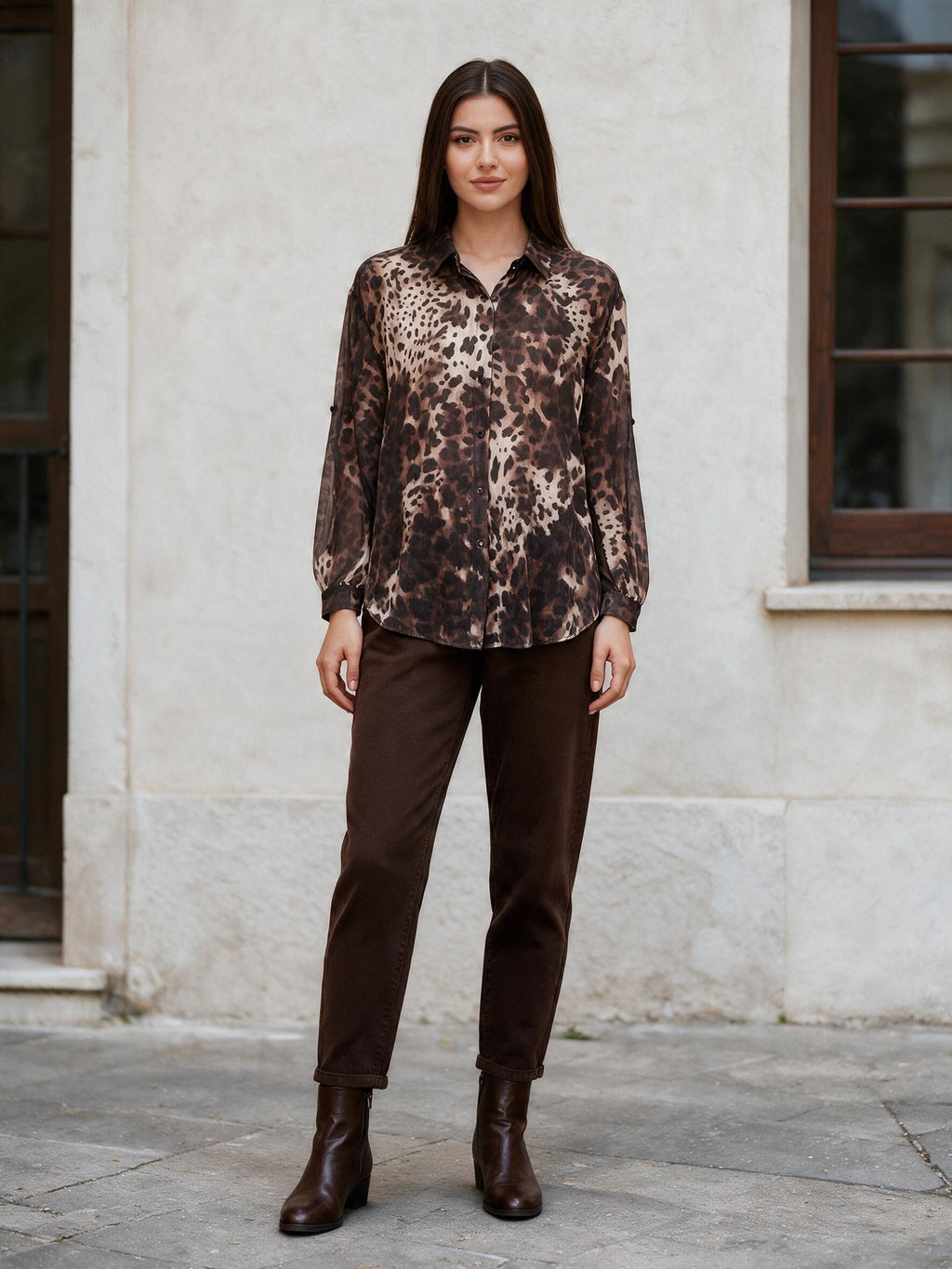 Свободна риза Benny Boutique с леопардов принт, дълги ръкави и яка, съчетана с кафяв панталон.