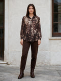 Свободна риза Benny Boutique с леопардов принт, дълги ръкави и яка, съчетана с кафяв панталон.