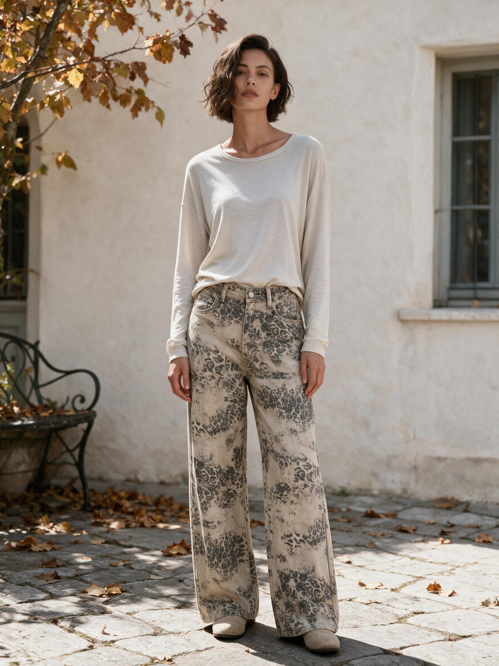 Широки дънки от Benny Boutique с избледнял сиво-бежов леопардов принт, облечени от жена на открито.