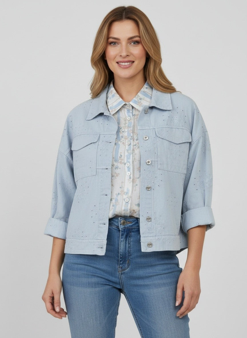 Светлосиньо перфорирано яке Benny Boutique с класическа яка, предно закопчаване с копчета и два джоба на гърдите.