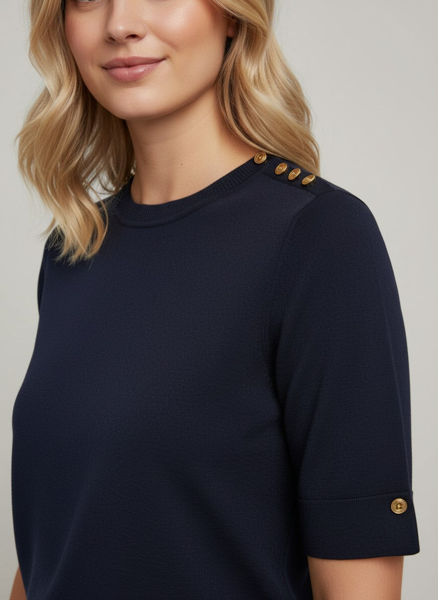 Тъмносиня дамска блуза от фино плетиво на Benny Boutique със златисти копчета на раменете и оребрено кръгло деколте.