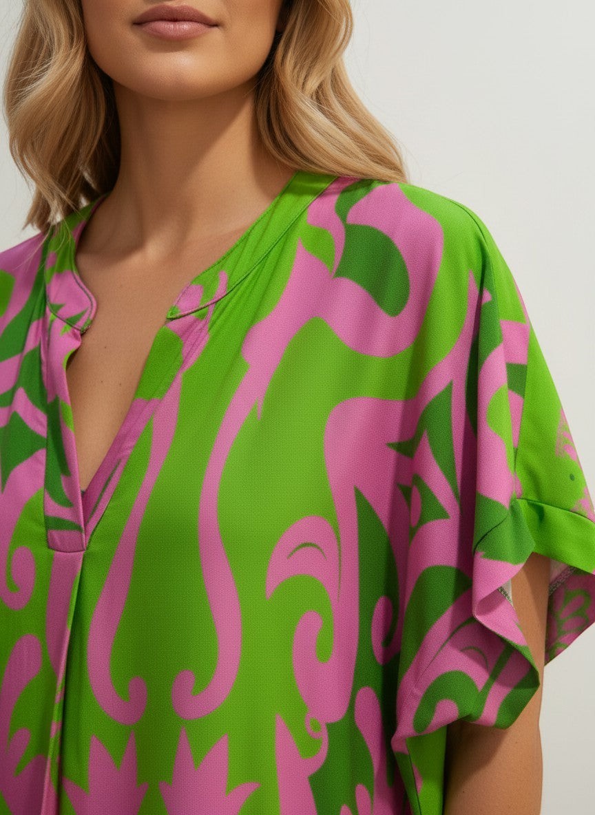 Мини рокля Benny Boutique със смел неоновозелен и розов абстрактен принт, свободна кройка и V-образно деколте.