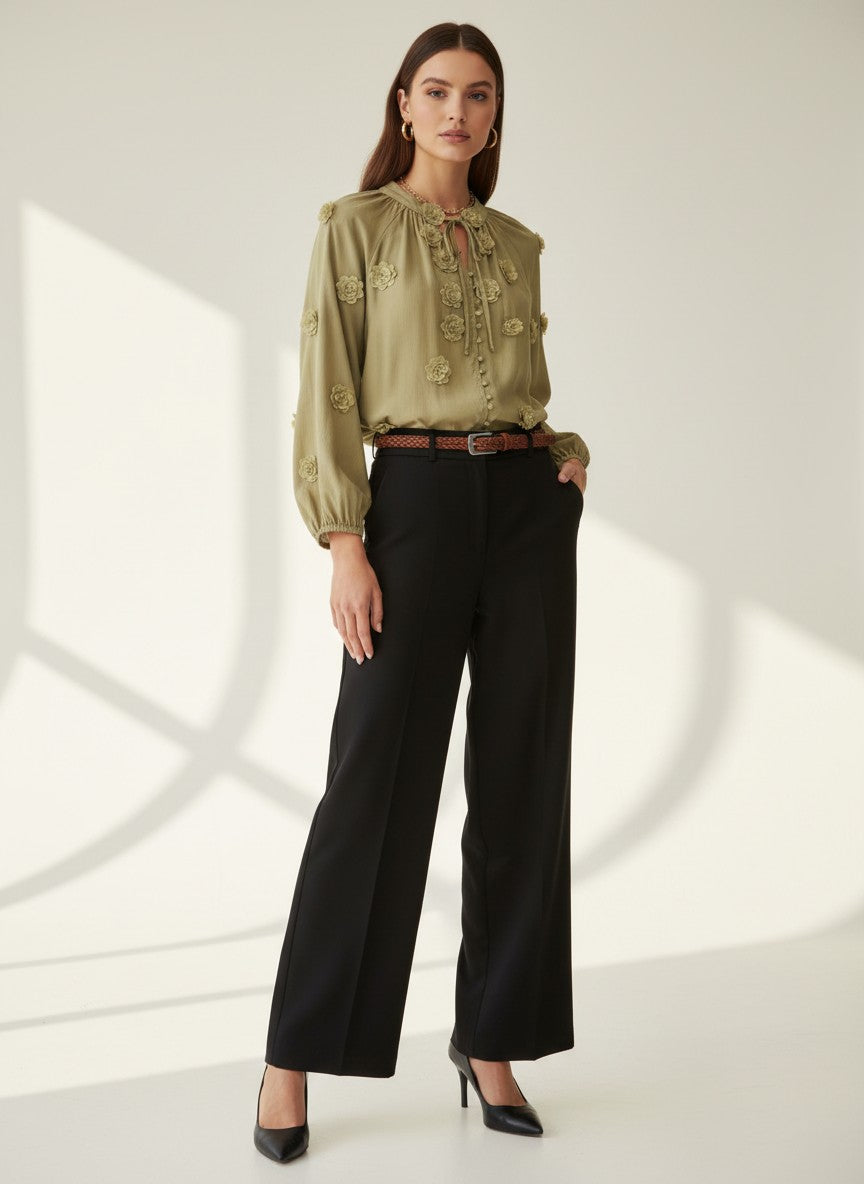 Маслиненозелена блуза Benny Boutique с флорални апликации, дълги ръкави и връзки около врата, комбинирана с черни панталони.