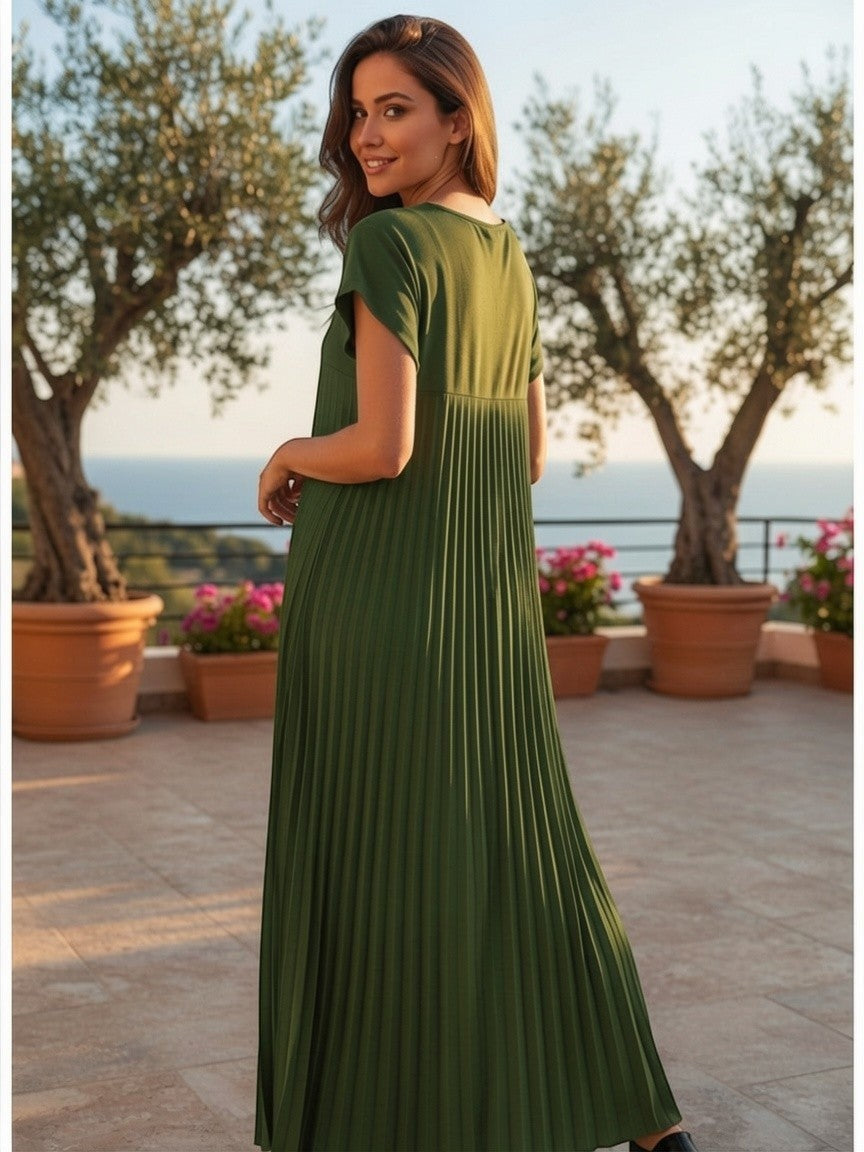 Оливково-зелена плисирана макси рокля Benny Boutique с къси ръкави, носена от жена на слънчева тераса.