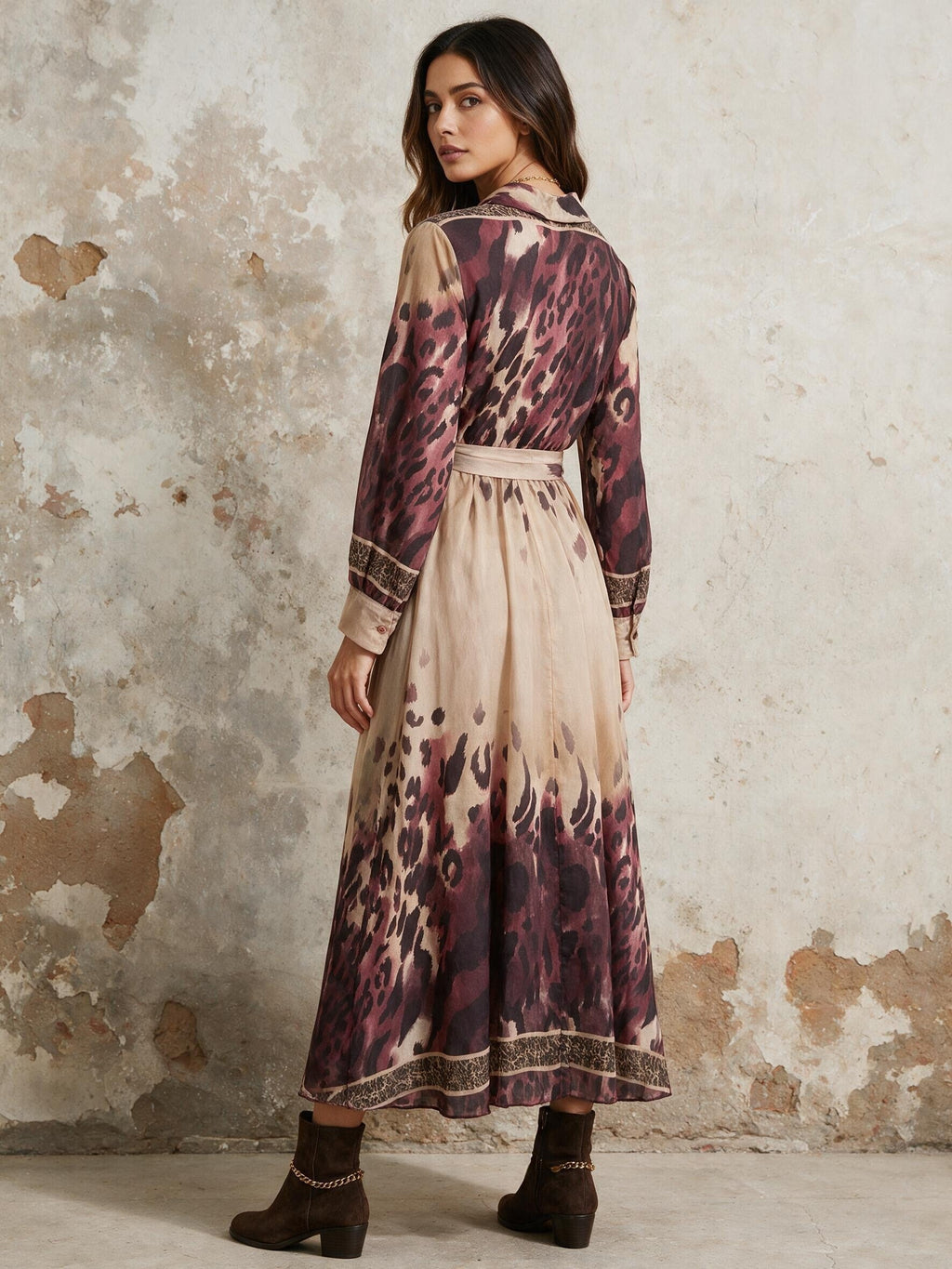 Макси рокля Benny Boutique с омбре леопардов принт в бордо и бежово, яка и колан за връзване на талията — изглед отзад.