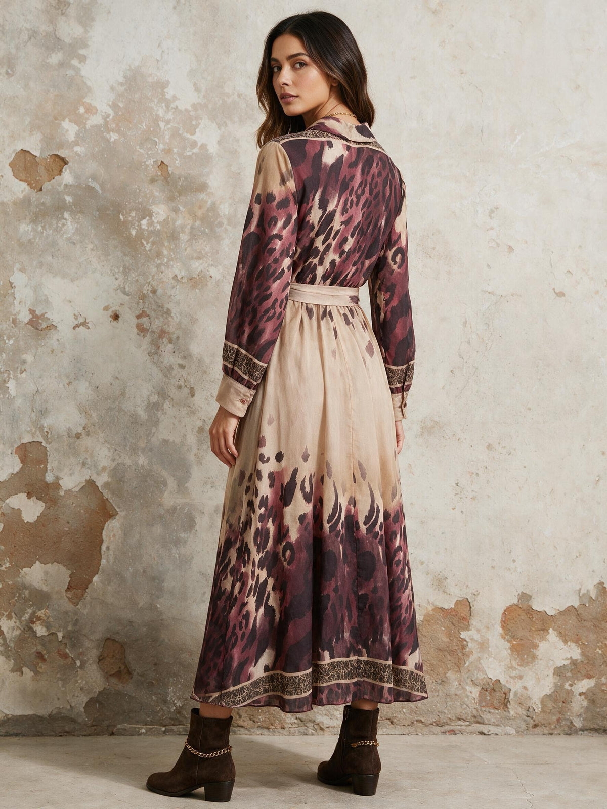 Макси рокля Benny Boutique с омбре леопардов принт в бордо и бежово, яка и колан за връзване на талията — изглед отзад.