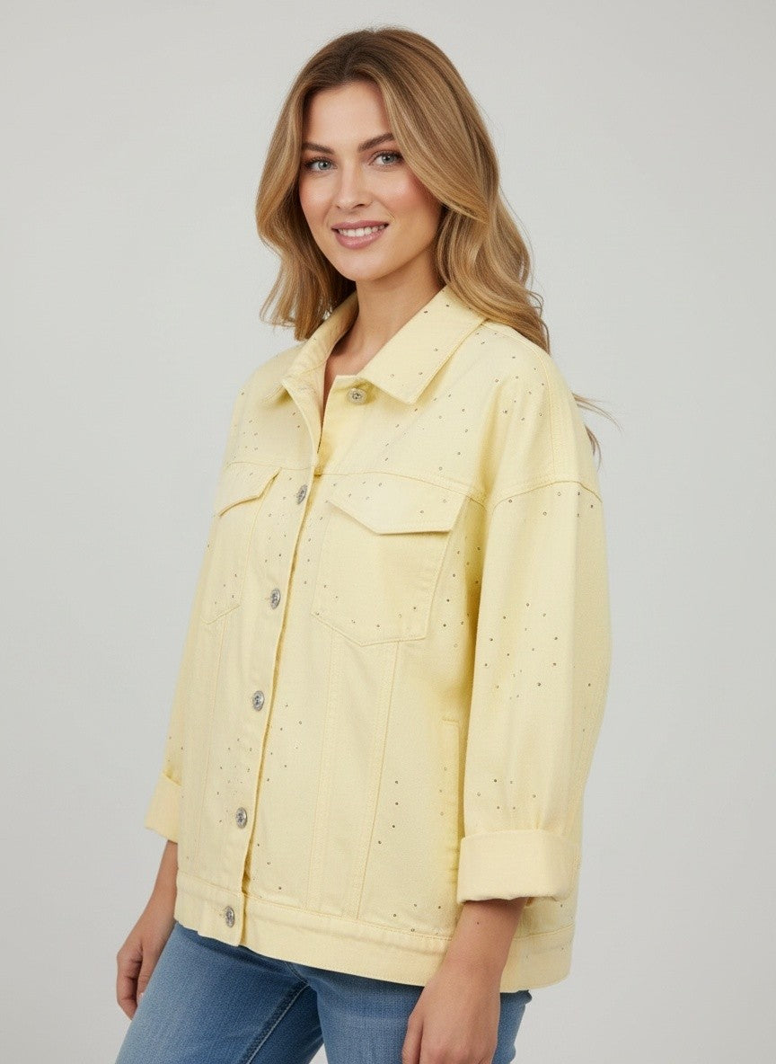 Пастелножълто перфорирано яке Benny Boutique с класическа яка, предно закопчаване с копчета и два джоба на гърдите, представено върху модел.
