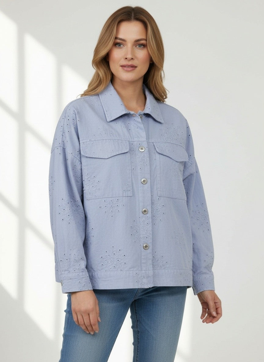 Светлосиньо яке Benny Boutique с копчета, деликатни перфорирани детайли и два предни джоба, представено върху модел.