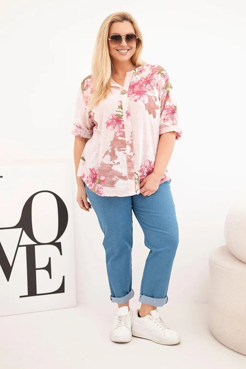 Benny Boutique пастелнорозова памучна блуза с голям флорален принт и декоративно копче. Къси ръкави, свободна кройка.