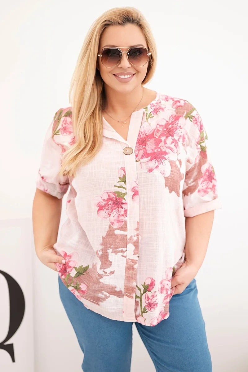 Benny Boutique пастелнорозова памучна блуза с голям флорален принт и декоративно копче. Къси ръкави, свободна кройка.