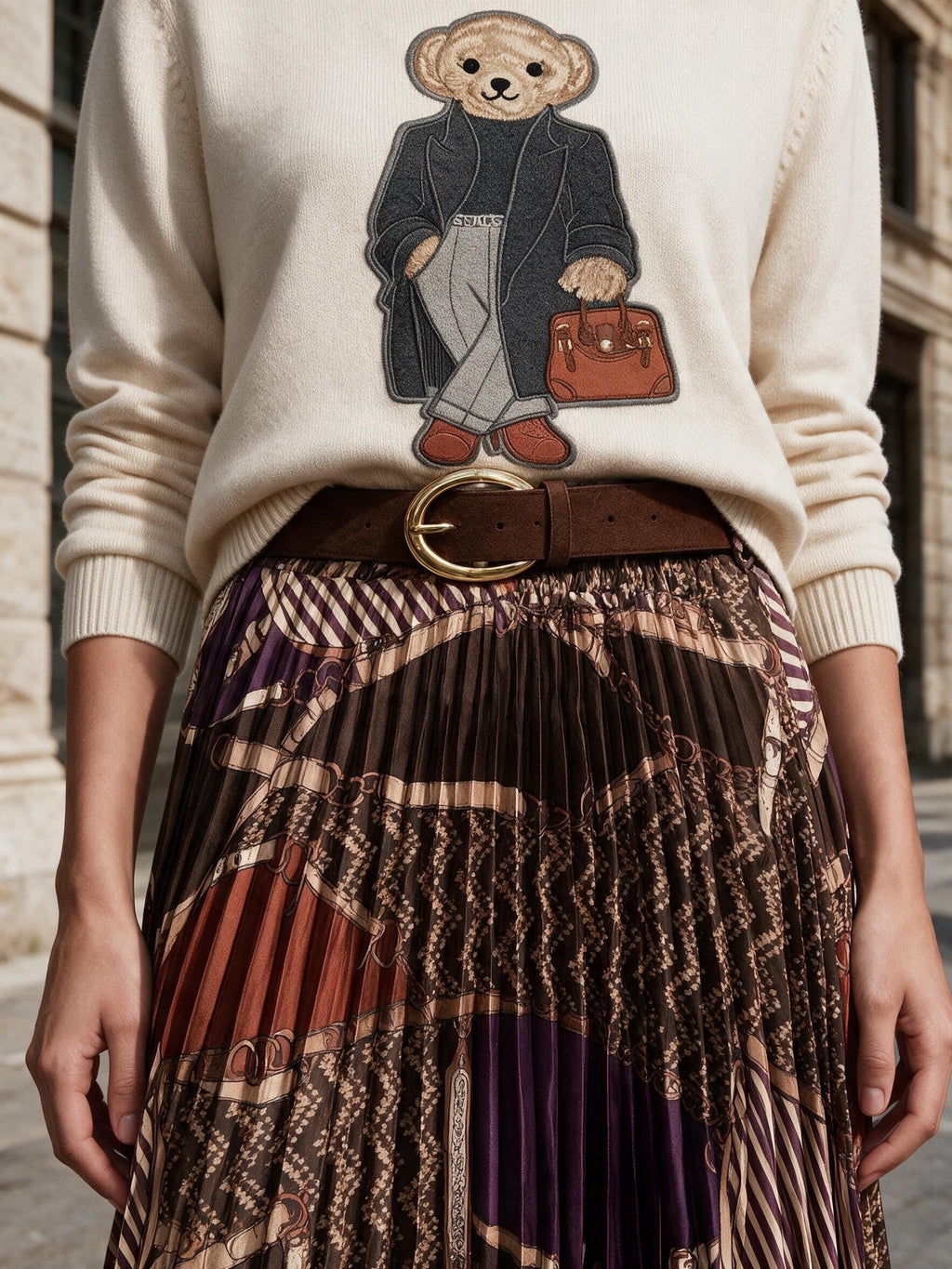 Плисирана пола Benny Boutique с принт на верижки и колани в кафяво, лилаво и бежово, с кафяв колан със златиста катарама.