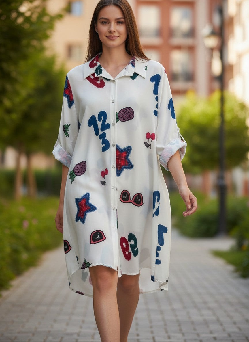 Benny Boutique бяла риза-рокля с цветен поп арт принт, включващ цифри, ананаси, череши и слънчеви очила. Навити ръкави.