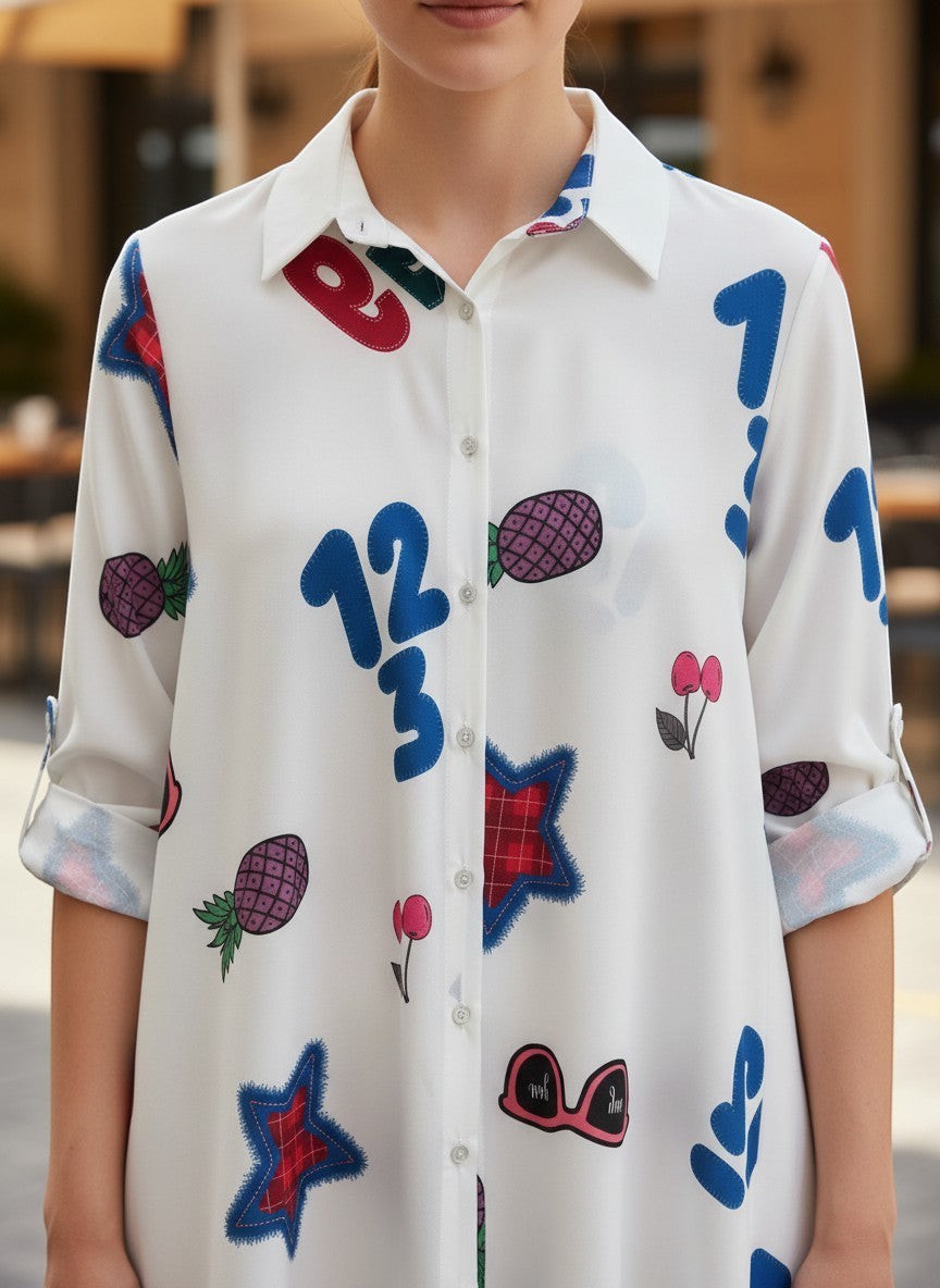 Benny Boutique бяла риза-рокля с цветен поп арт принт, включващ цифри, ананаси, череши и слънчеви очила. Навити ръкави.
