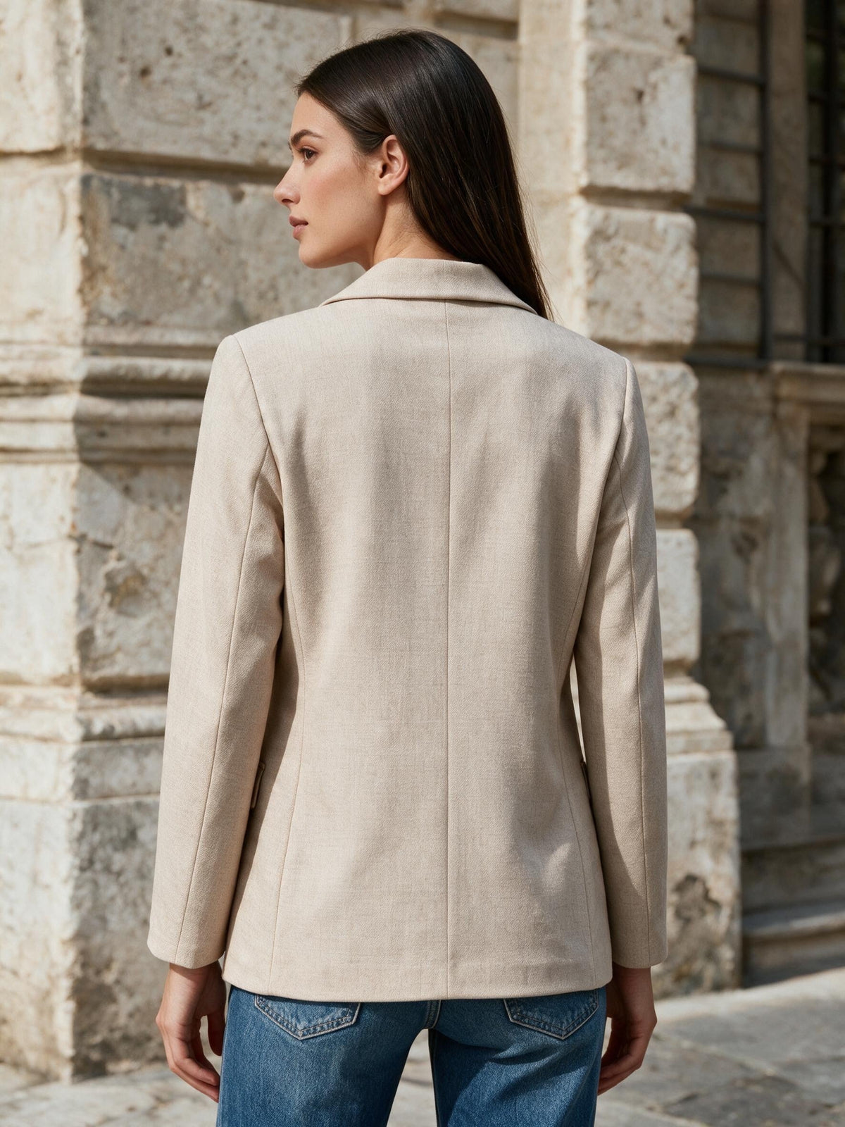 Санджевобежово сако от Benny Boutique с класически ревери и текстурирана материя, показано отзад върху жена.