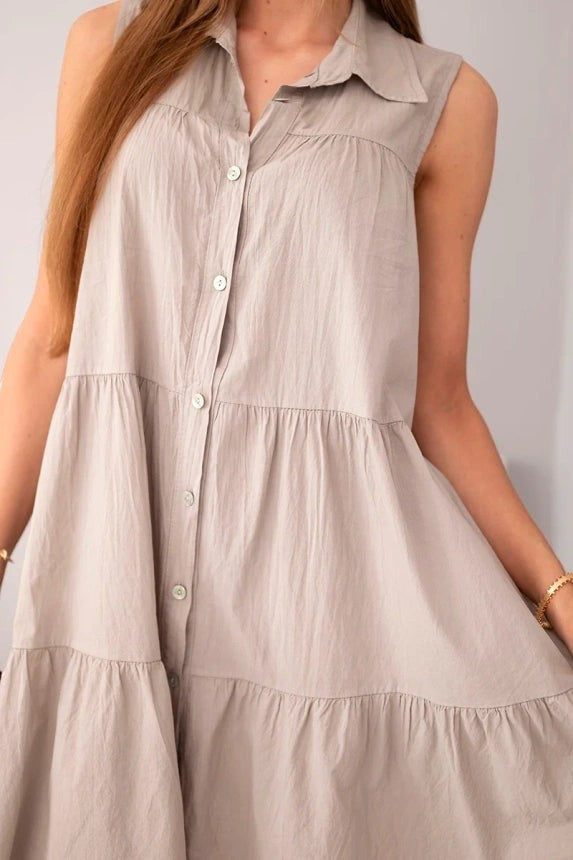 Benny Boutique риза-рокля без ръкави на пластове от светлобежов памук, с набран подгъв и предно закопчаване с копчета.