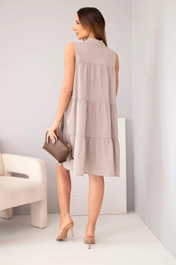 Benny Boutique риза-рокля без ръкави на пластове от светлобежов памук, с набран подгъв и предно закопчаване с копчета.