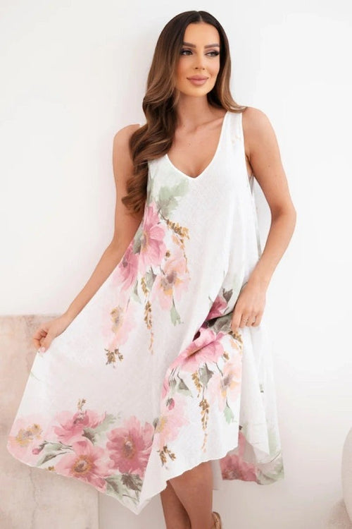 Benny Boutique бяла памучна рокля с флорален принт, асиметричен подгъв и V‑образно деколте. Перфектна за лятото.