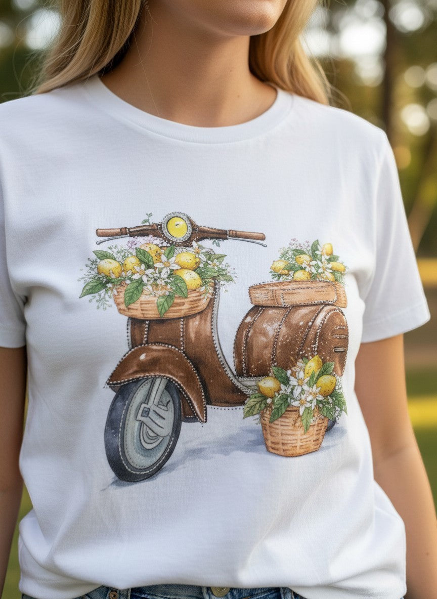 Бяла памучна тениска на Benny Boutique с илюстрация на винтидж скутер и кошници с пресни жълти лимони.