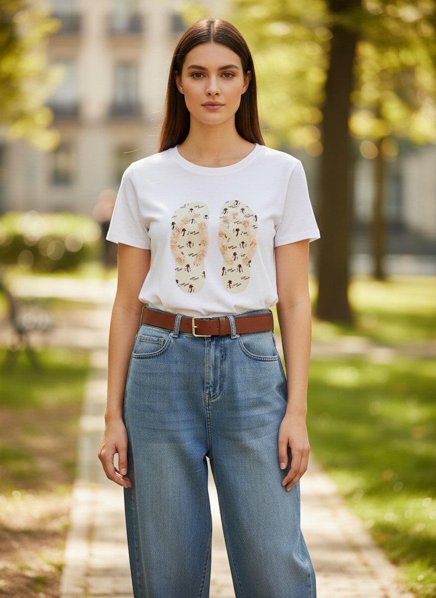 Benny Boutique бяла памучна тениска с графичен принт на джапанки и бежови детайли, къси ръкави, кръгло деколте.