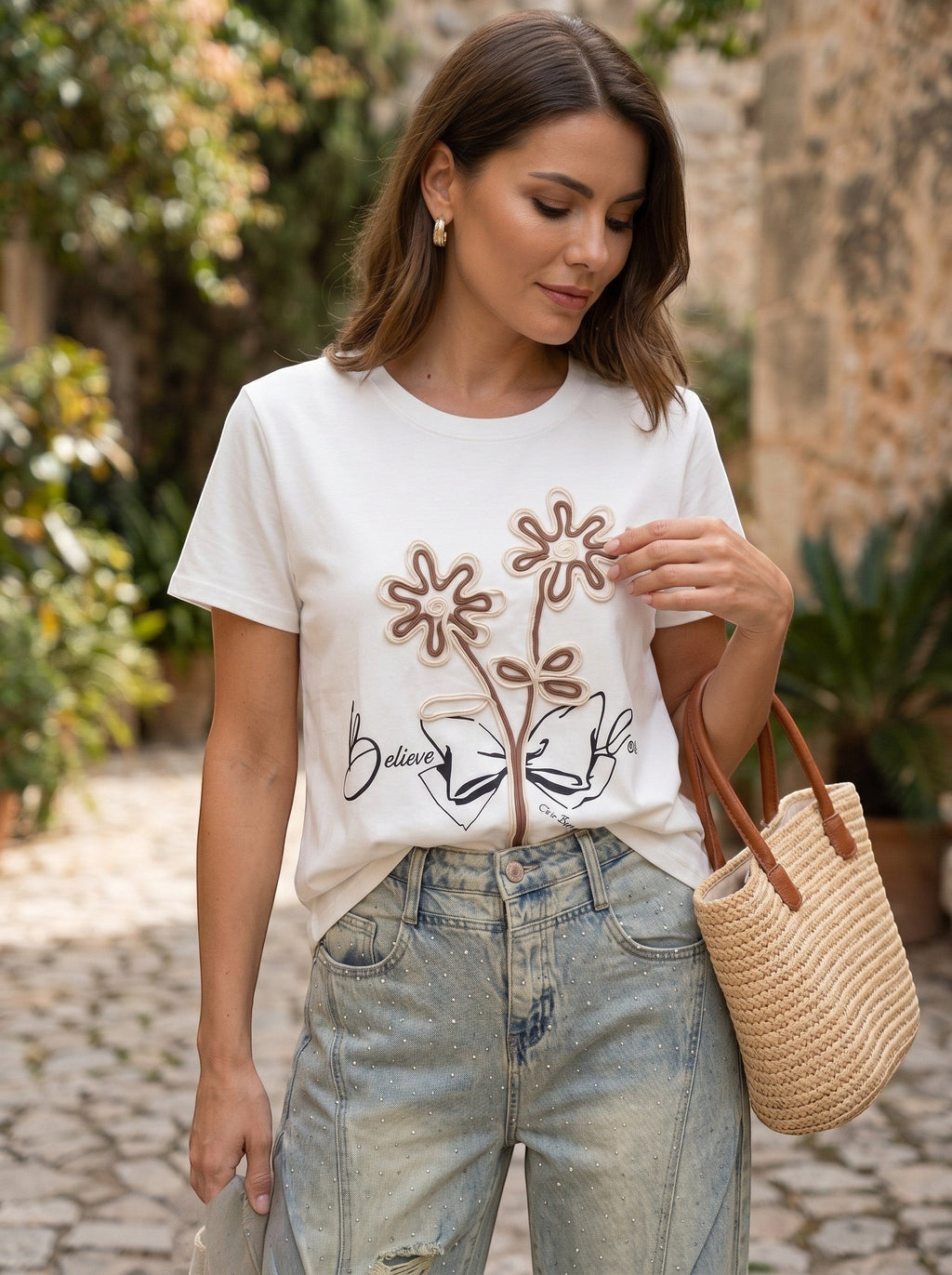 Benny Boutique бяла 100% памучна тениска с 3D флорална бродерия и графичен принт с надписи "Believe" и "Love".