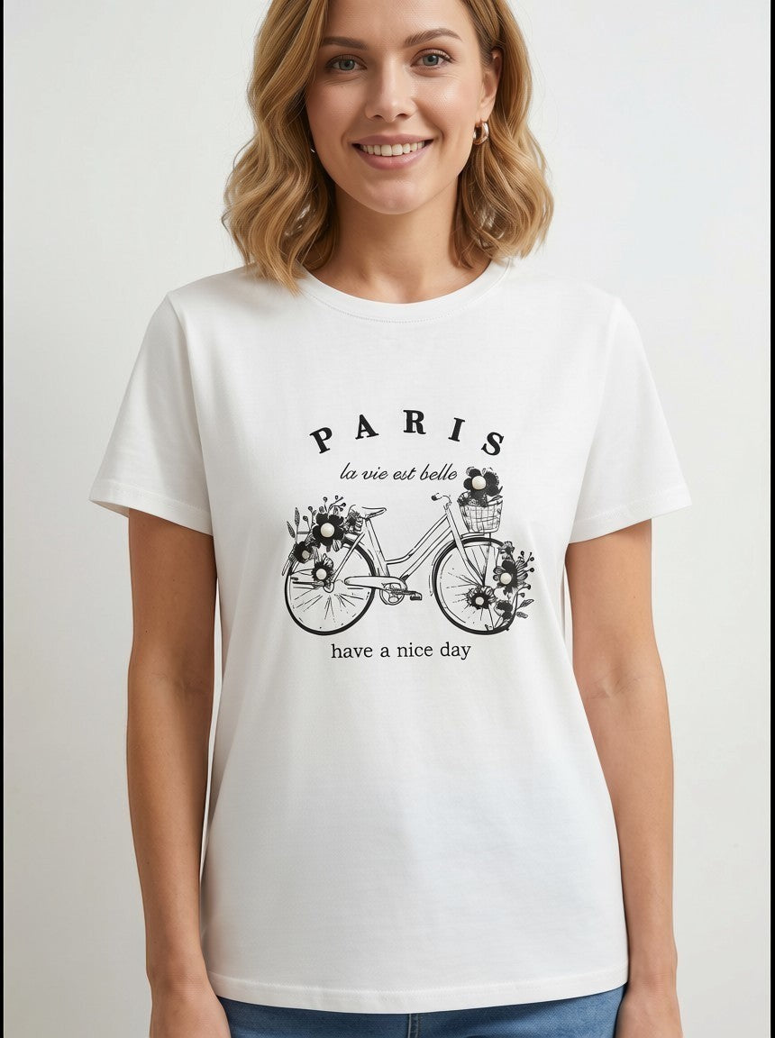 Benny Boutique бяла памучна тениска с черен принт „Парижко колело“ и кристални акценти. Къси ръкави, кръгло деколте.