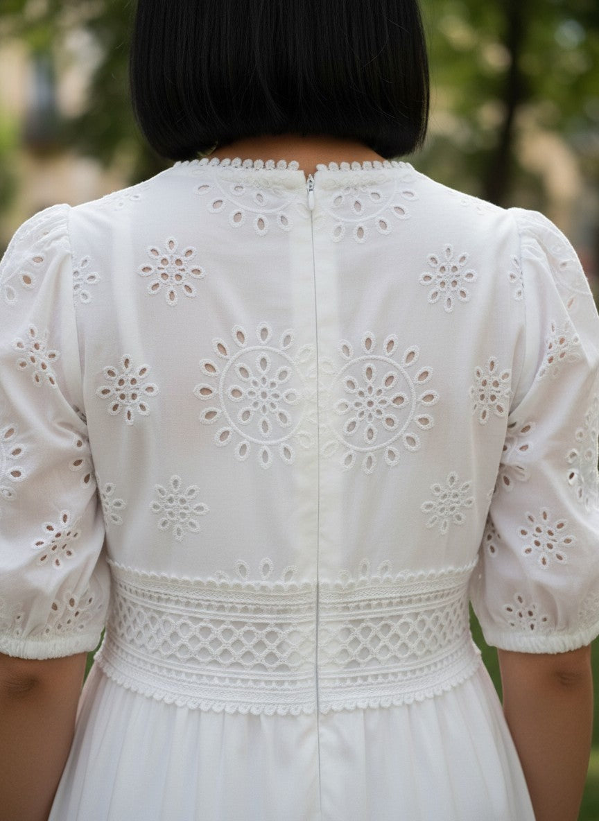 Benny Boutique бяла миди рокля с деликатна eyelet дантела, балонени ръкави и скрит цип на гърба.