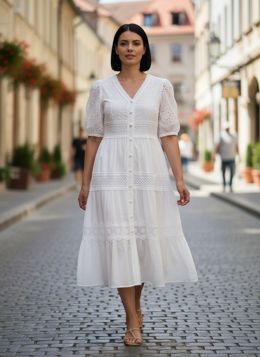 Benny Boutique бяла миди рокля с eyelet дантела, V-образно деколте и балонени ръкави, носена от жена на градска улица.