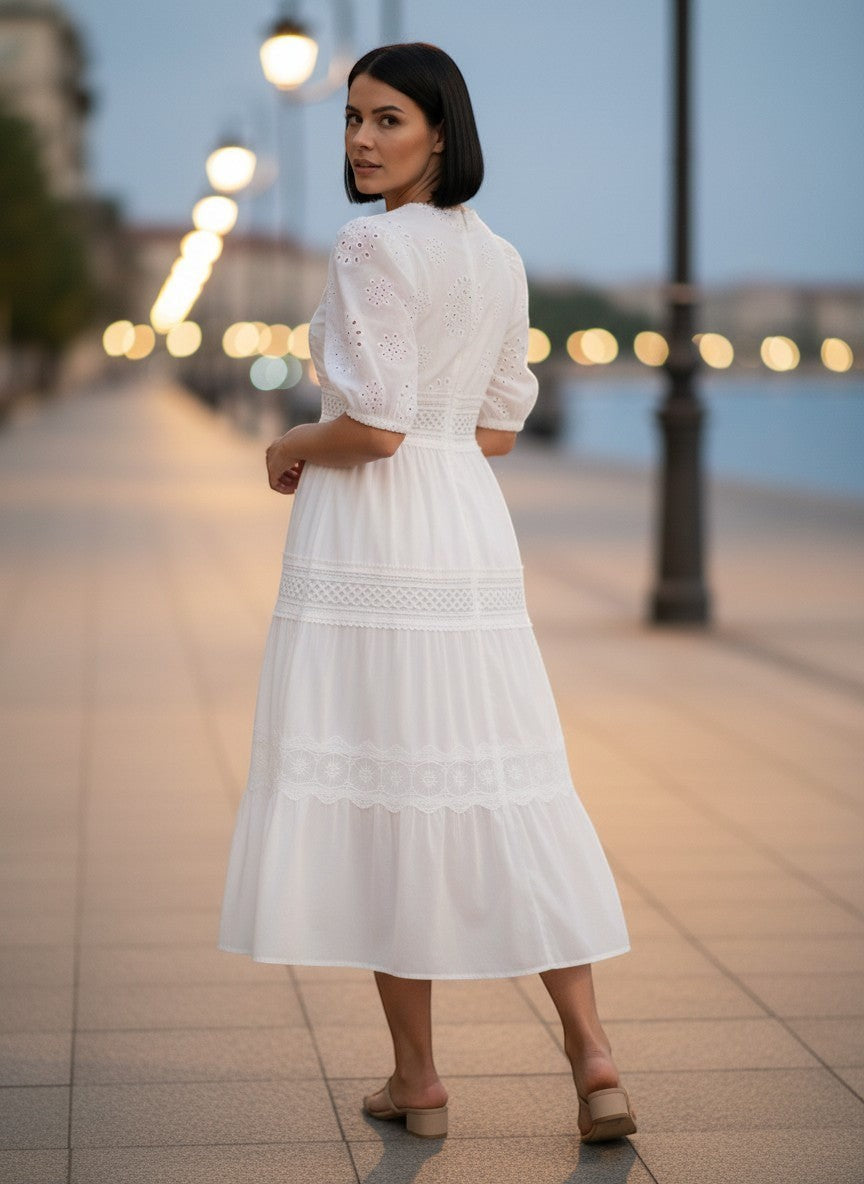 Benny Boutique бяла миди рокля с eyelet дантела и балонени ръкави, носена от жена на градска алея.