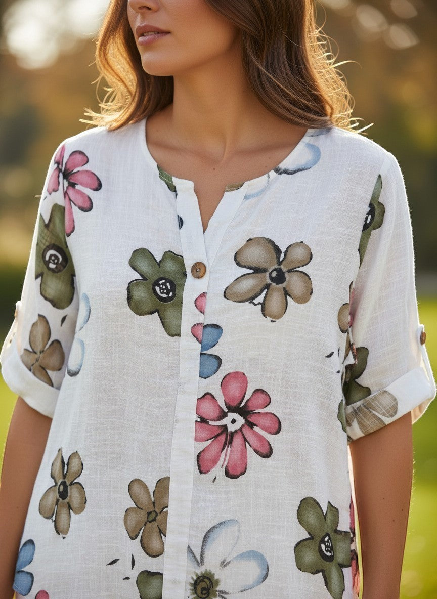 Бяла вискозна блуза на Benny Boutique с ретро флорален принт, предница с копчета и навити ръкави за лято.