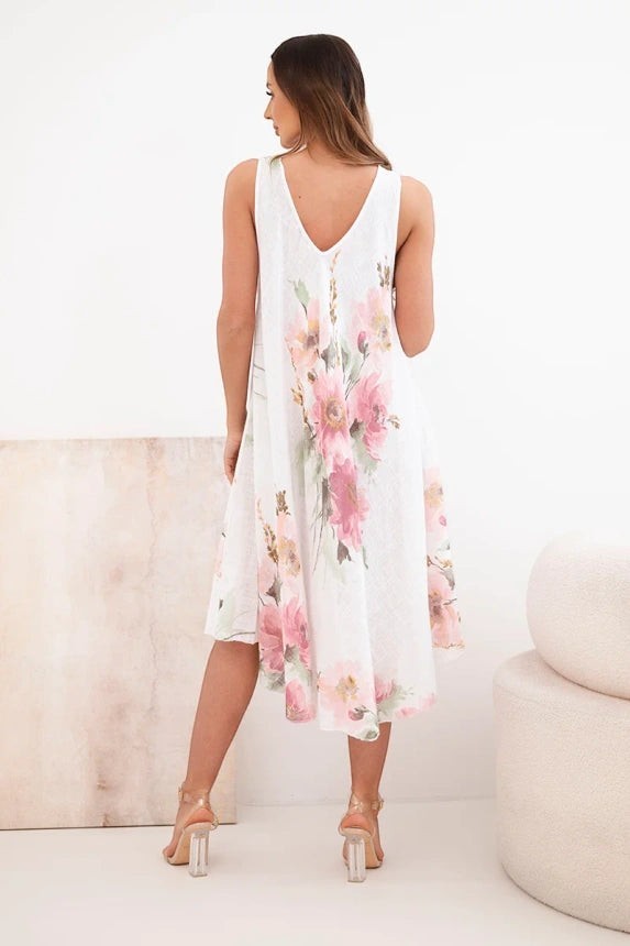 Benny Boutique бяла памучна рокля с флорален принт, асиметричен подгъв и V‑образно деколте. Перфектна за лятото.