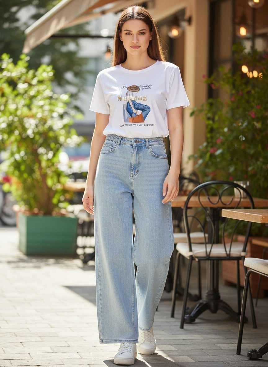 Benny Boutique бяла памучна тениска с графичен принт и надпис, съчетана със светлосини дънки с широк крачол.