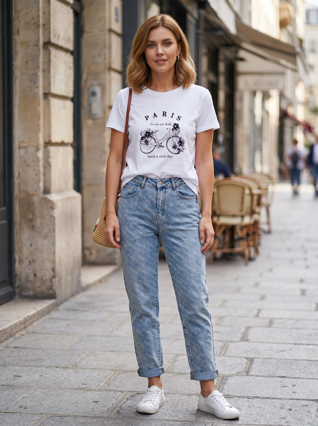 Benny Boutique бяла памучна тениска с черен принт „Парижко колело“ и кристални акценти. Къси ръкави, кръгло деколте.